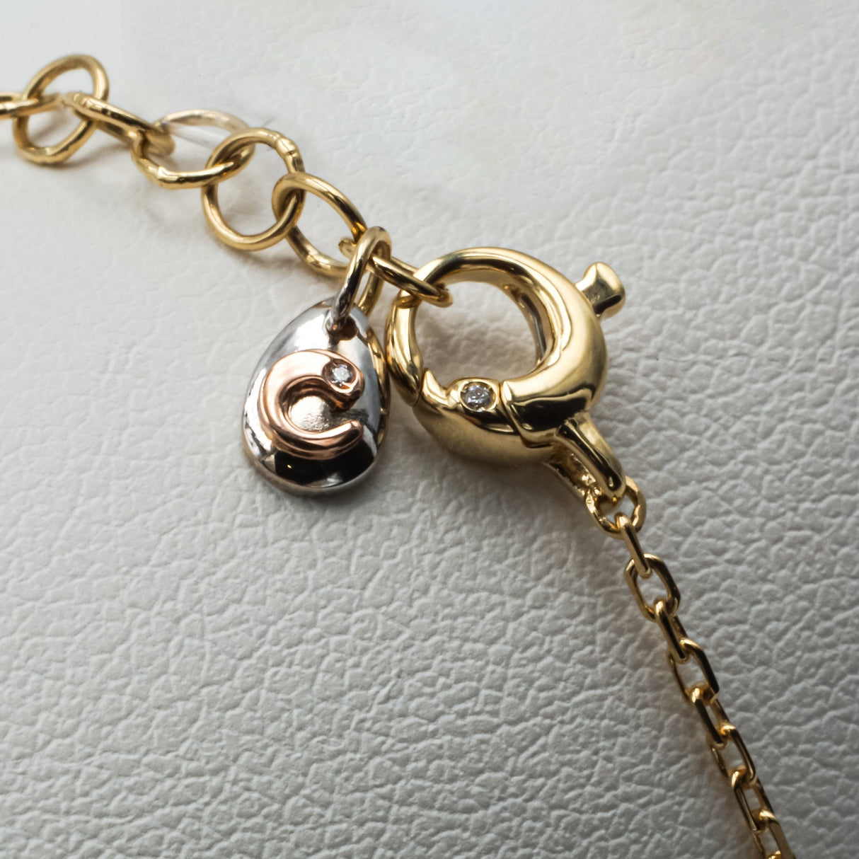 Bracciale Medaglietta Madonnina con Diamanti in Oro Giallo-Bracciali-GioGio-Gioielleria Granarelli