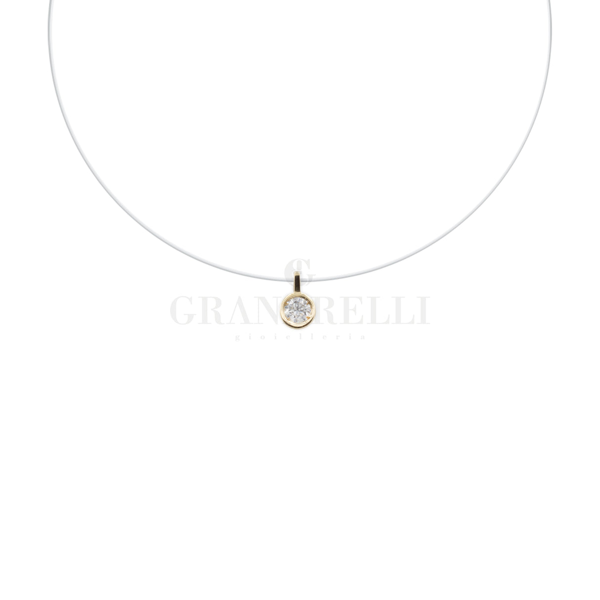 Collar invisible con diamante.
