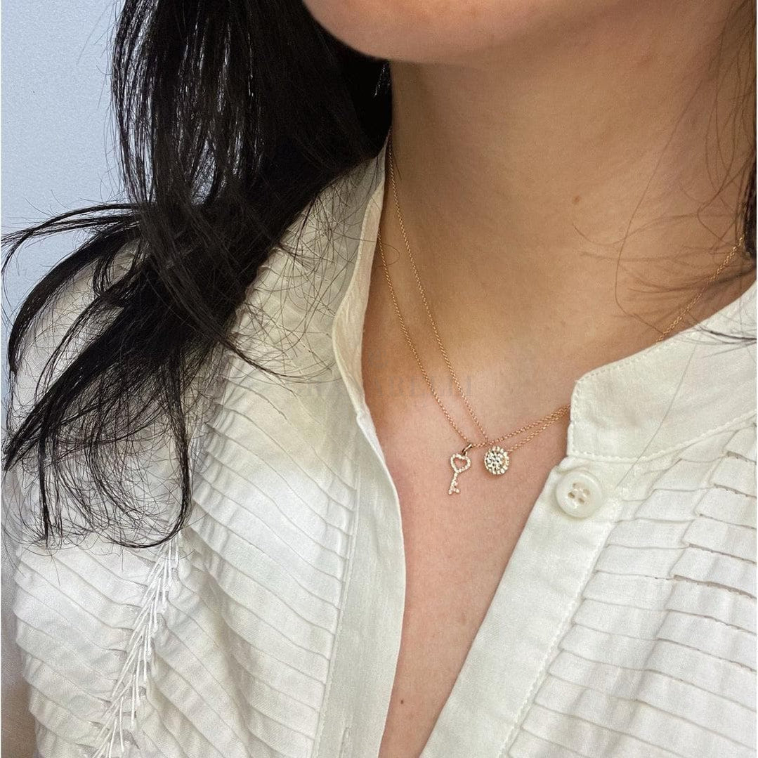Collana con pendente chiave in oro bianco 18k con diamanti. | GV Collana con pendente chiave in oro bianco 18k con diamanti. | GV