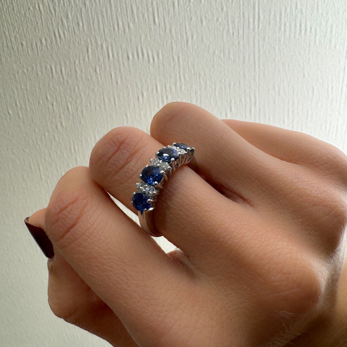 White gold stone ring with 4 oval sapphires and diamonds