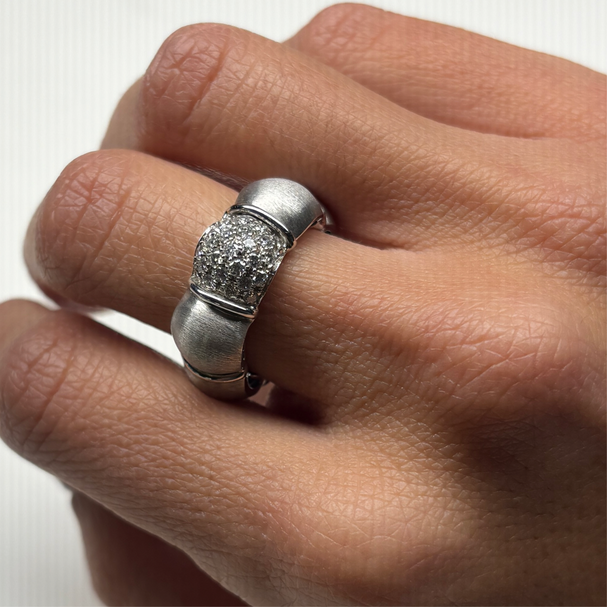 Anello fascia diamanti bianchi in oro bianco sabbiato