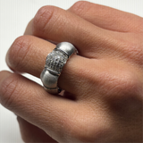 Anello fascia diamanti bianchi in oro bianco sabbiato