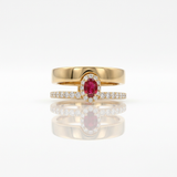 Anello Fascia in Oro Rosa con Rubino Ovale e Diamanti