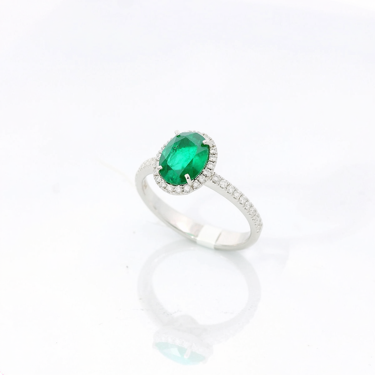 Anello in Oro Bianco con Smeraldo Ovale 1,21ct e Diamanti