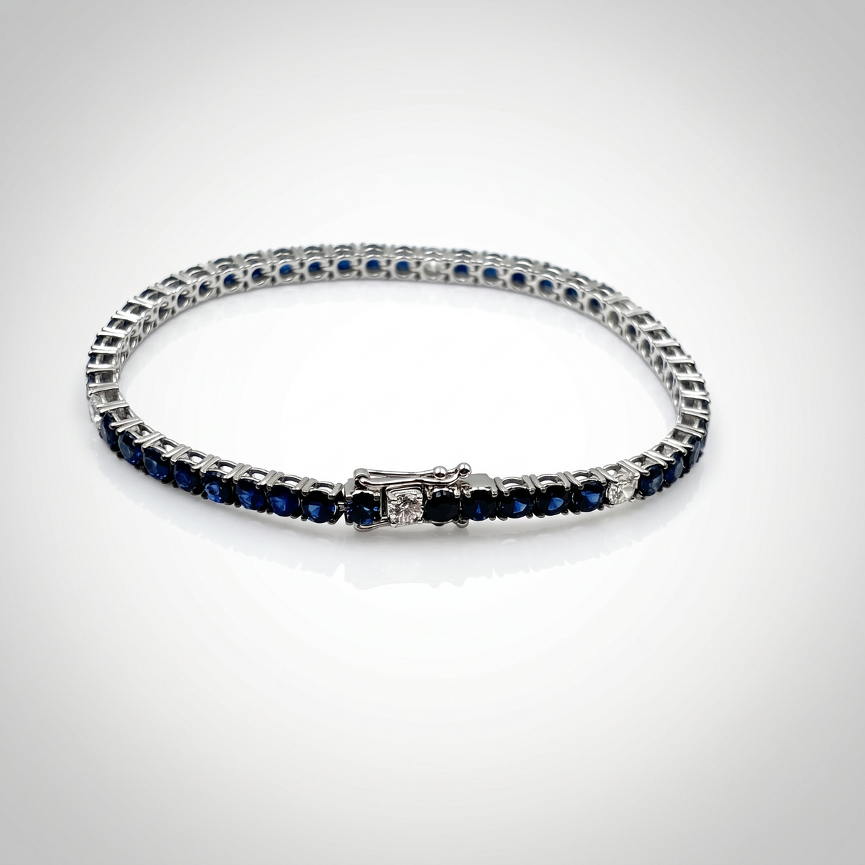 Bracciale Tennis Oro Bianco 18kt - Zaffiri Blu 6.98ct e Diamanti 0.68ct FVS
