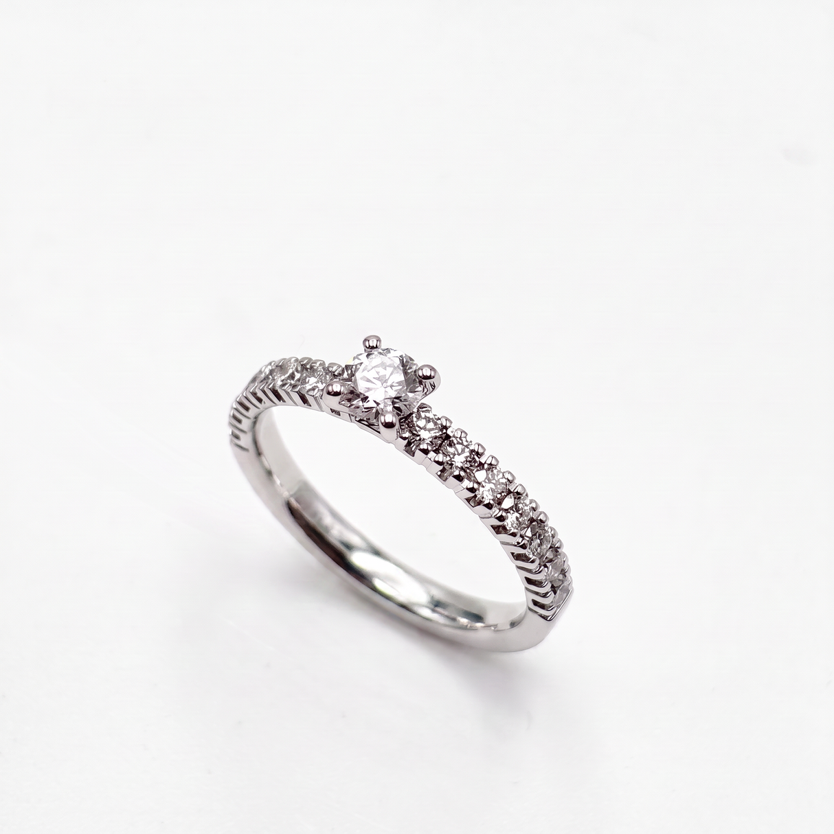 Anello Solitario Diamante Brillante 0.27ct con Diamanti Laterali 0.39ct Oro Bianco 18kt