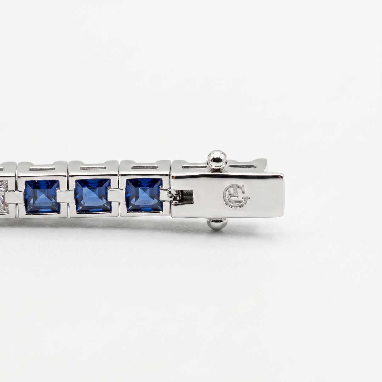 Bracciale Tennis Oro Bianco 18kt Zaffiri Blu 5.42ct e Diamanti 0.85ct