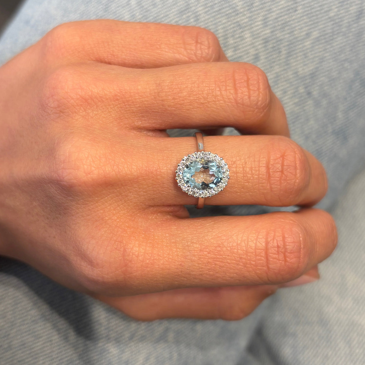 Anello Acquamarina Taglio Ovale con Brillanti in Oro Bianco