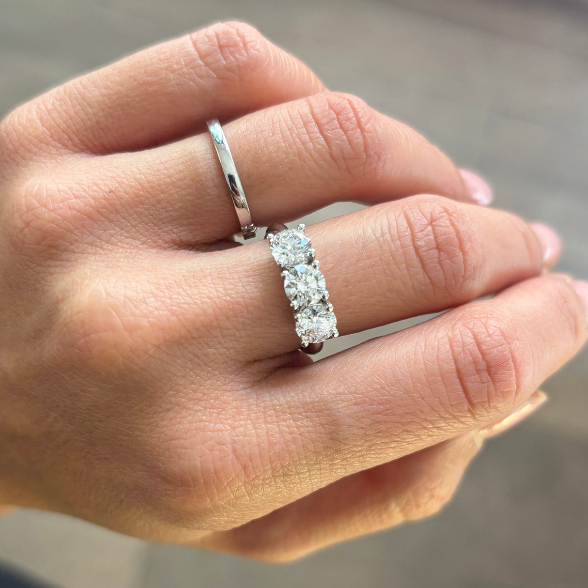 Anello Trilogy 2.10kt, certificato GIA, Oro bianco