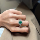 Anello Oro bianco con Smeraldo e contorno di Diamanti