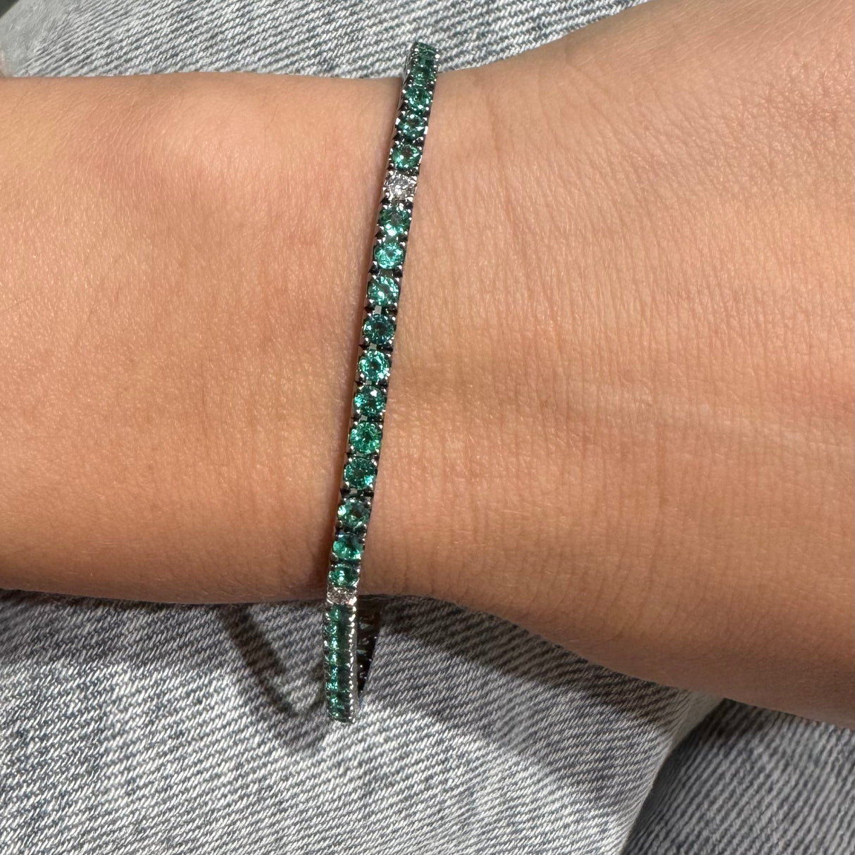 Bracciale Tennis Oro Bianco e Smeraldi 3.30kt e 5 spot bianchi