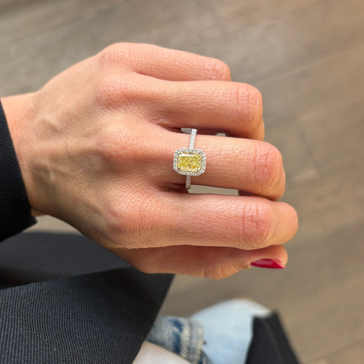 Anello Halo con Diamante Fancy GIA