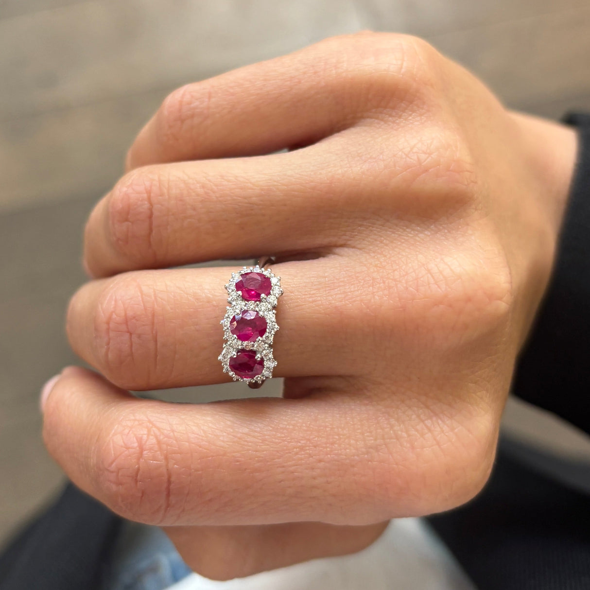Anello in Oro Bianco con Rubino Ovale e Diamanti Brillanti