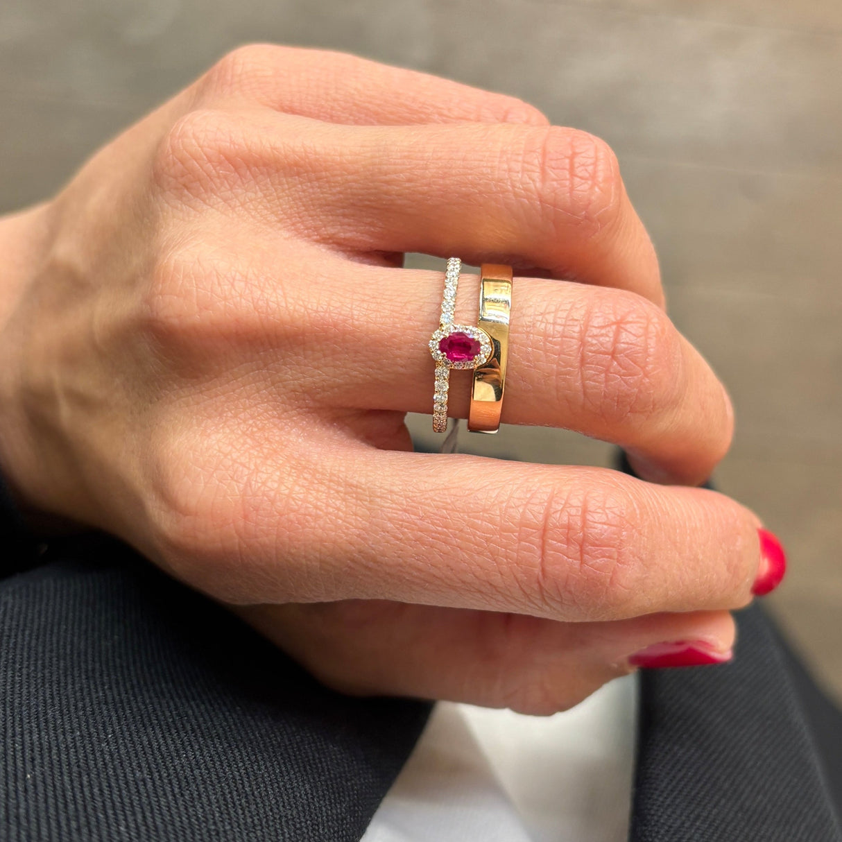 Anello Fascia in Oro Rosa con Rubino Ovale e Diamanti