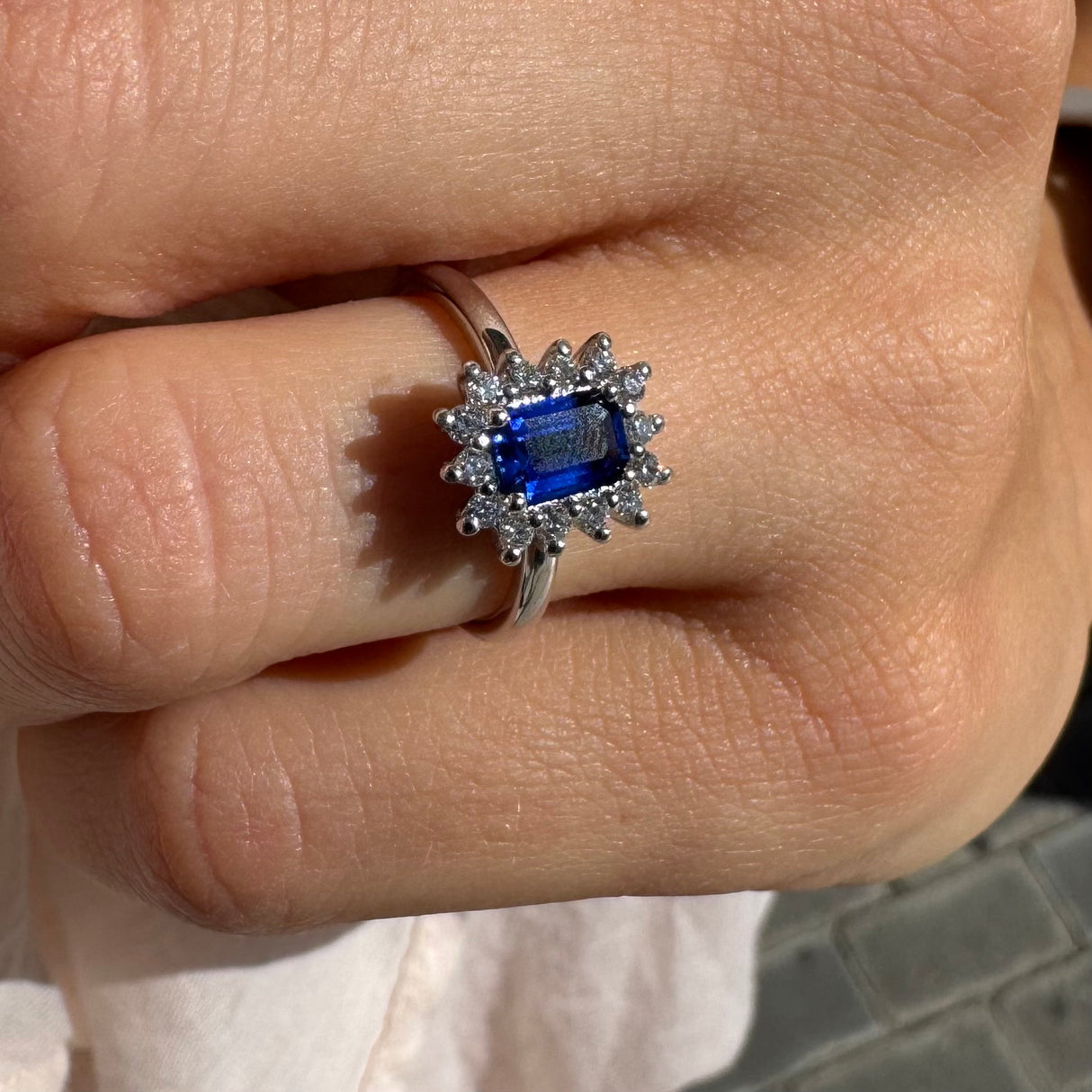 Anello in Oro Bianco con Zaffiro 0.70kt e Diamanti