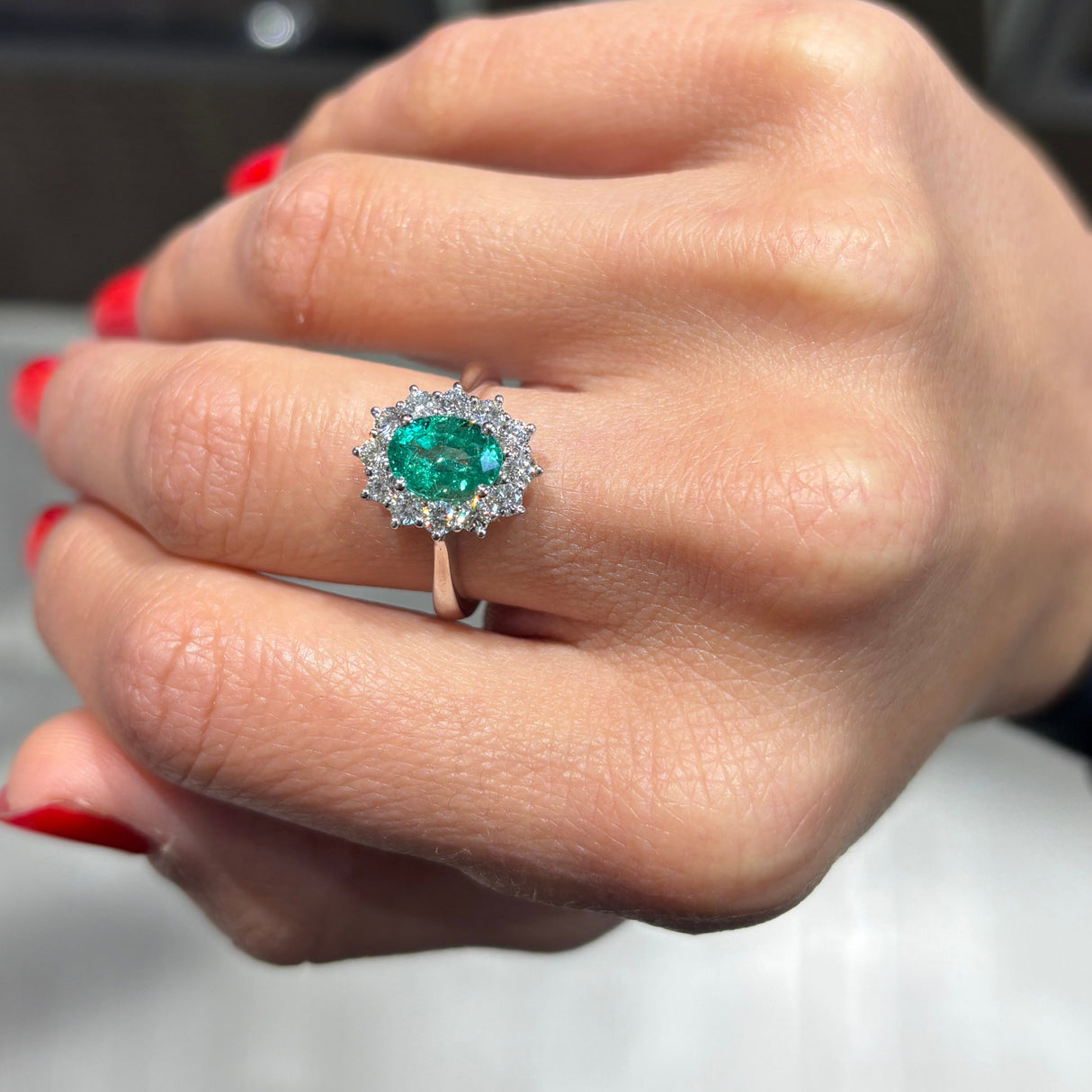 Anello Smeraldo Ovale 1.31kt e Diamanti in Oro Bianco
