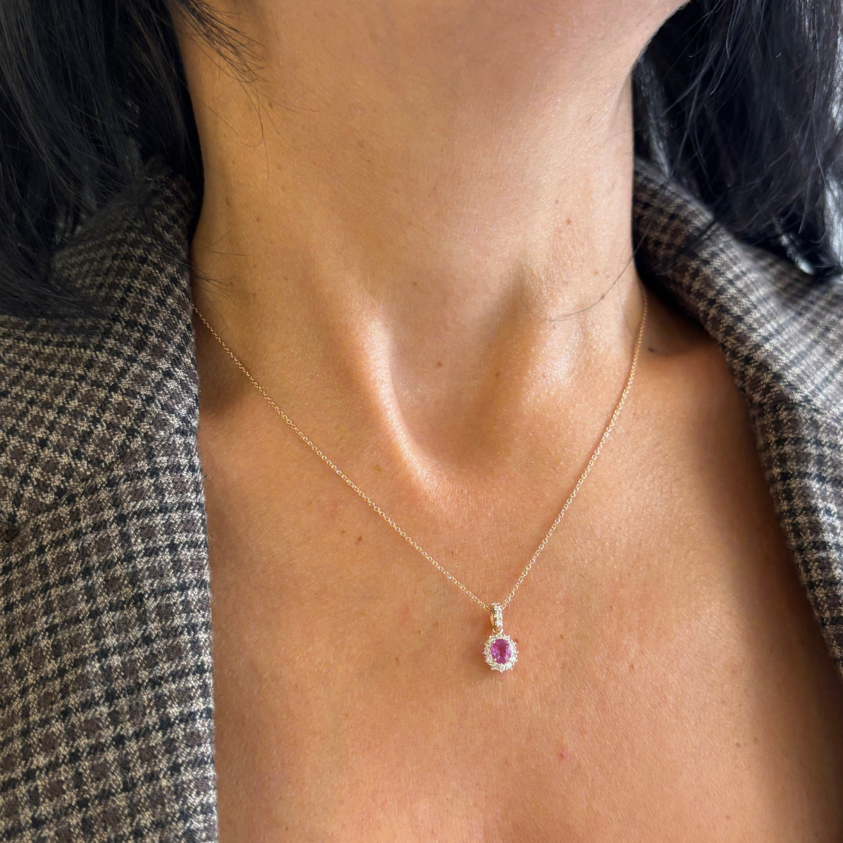 Girocollo in Oro Rosa con Zaffiro Rosa Ovale e Diamanti