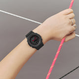 G-Shock Donna GMA-P2100 Nero dettagli Fucsia