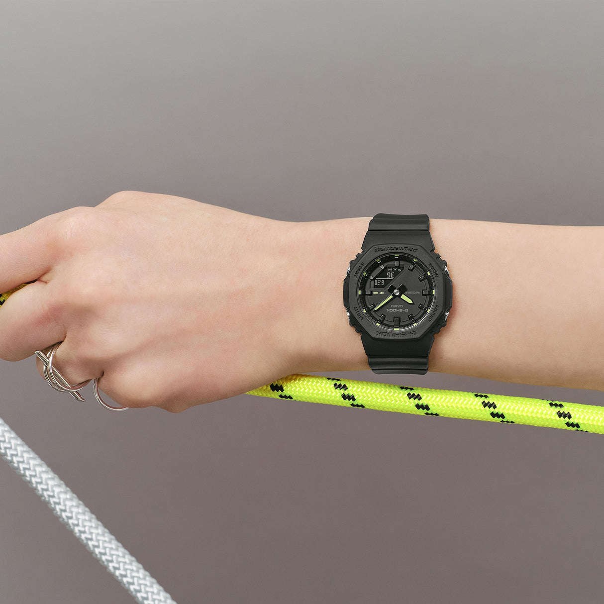 G-Shock Donna GMA-P2100 Nero dettagli Giallo