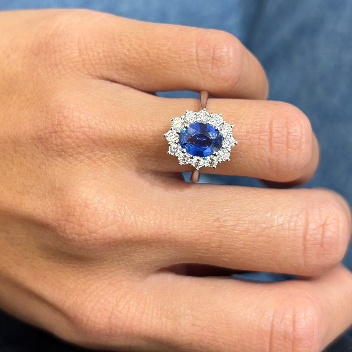 Anello in Oro Bianco con Zaffiro 1.44kt e Diamanti