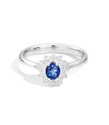 Lonely sapphire ring and white gold diamonds