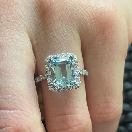Anello Acquamarina 3.28kt contorno di Diamanti-Anelli-GRANARELLI-Gioielleria Granarelli