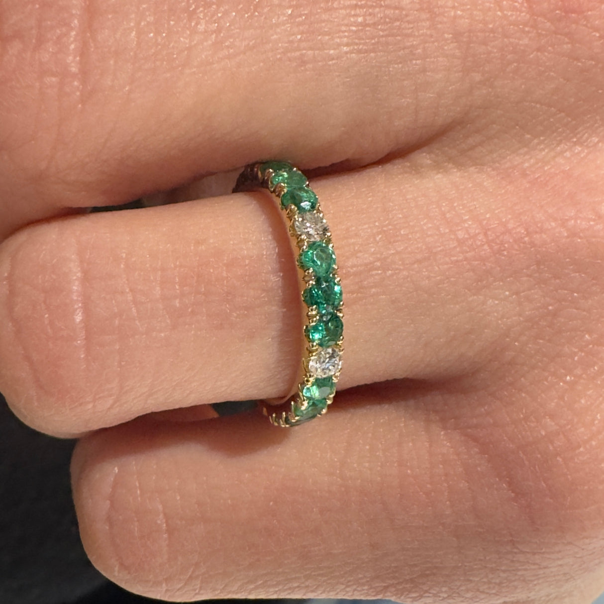 Anello Fedina Girodito in Oro Giallo con Smeraldi e Diamanti