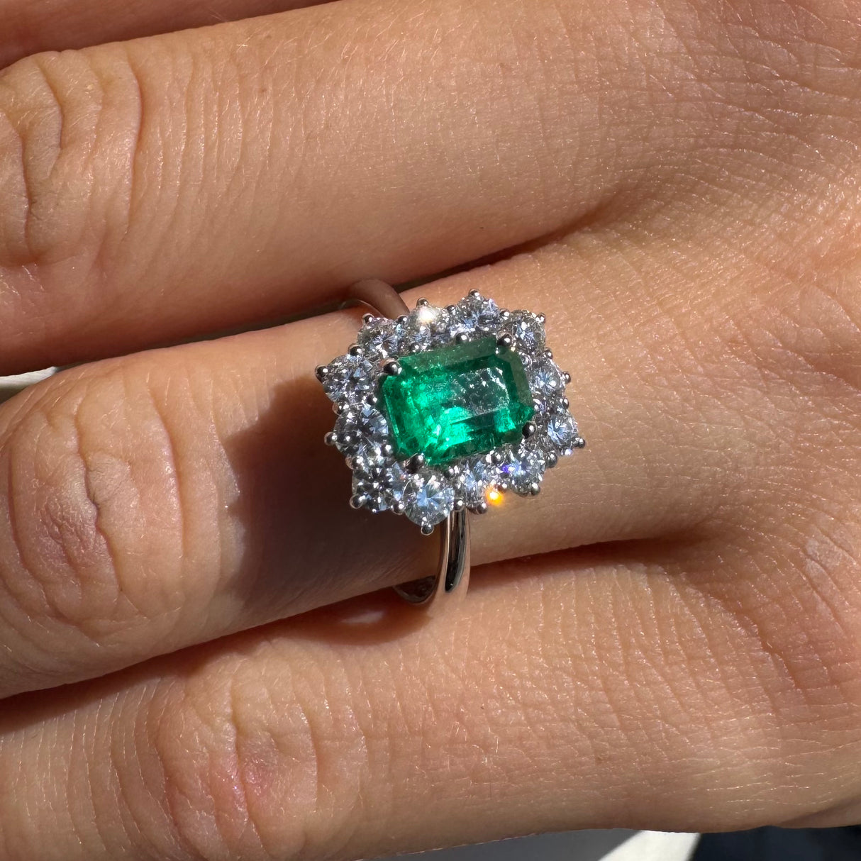 Anello in Oro Bianco con Smeraldo 1.54kt e Diamanti