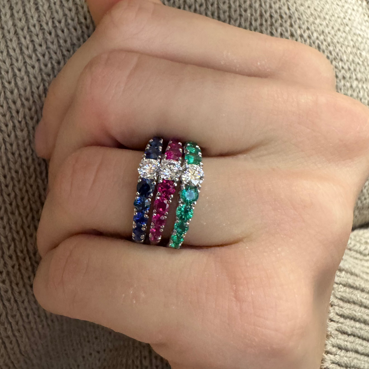 Anello Fedina in Oro Bianco con zaffiri 1.00 e Brillante centrale