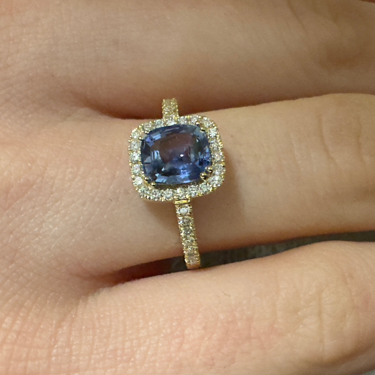 Anello in Oro giallo con Zaffiro 1.52kt e contorno di Diamanti