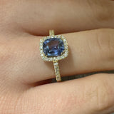 Anello in Oro giallo con Zaffiro 1.52kt e contorno di Diamanti