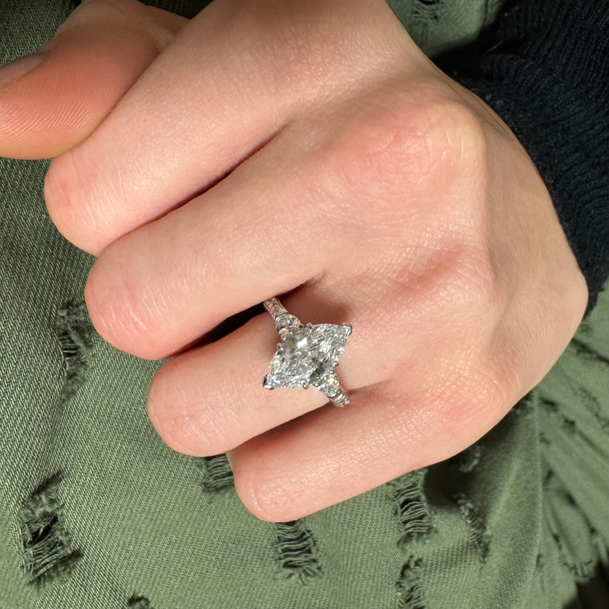 Solitary ring diamond shuttles in white gold