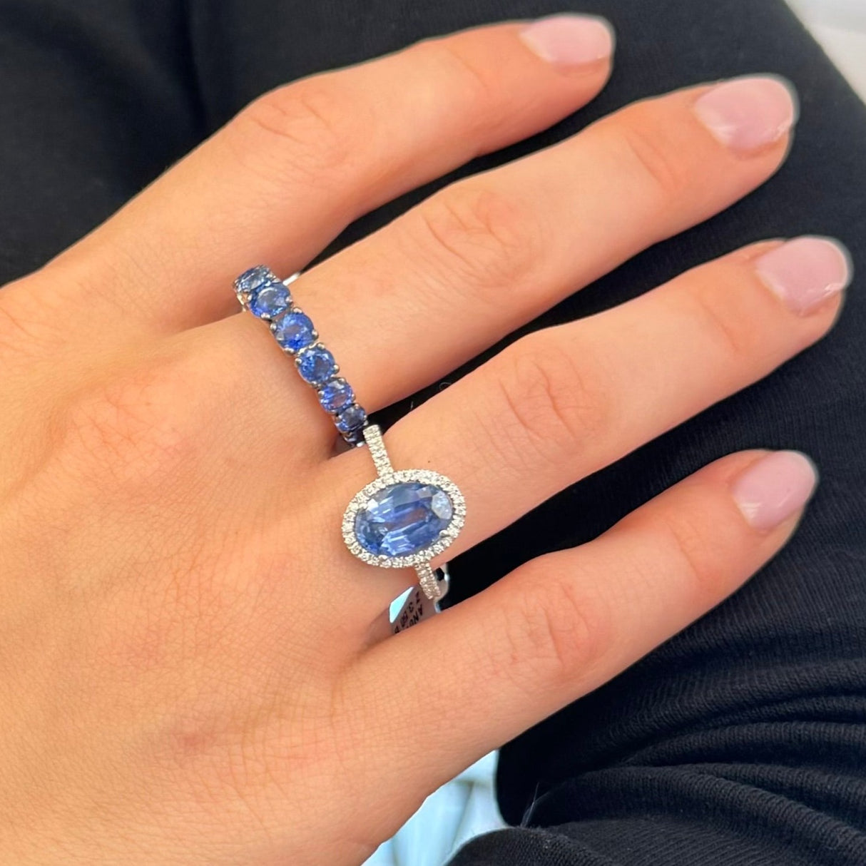 Anello in Oro Bianco con Zaffiro Ovale 3.50kt e contorno di Diamanti