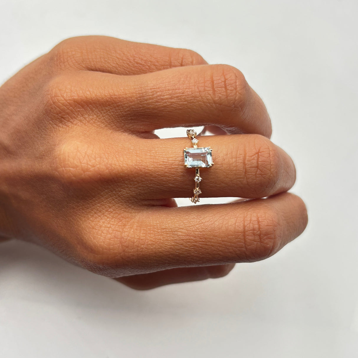 Anello Oro Giallo 9kt con Berillo Azzurro Taglio Smeraldo e Diamanti - GioGio