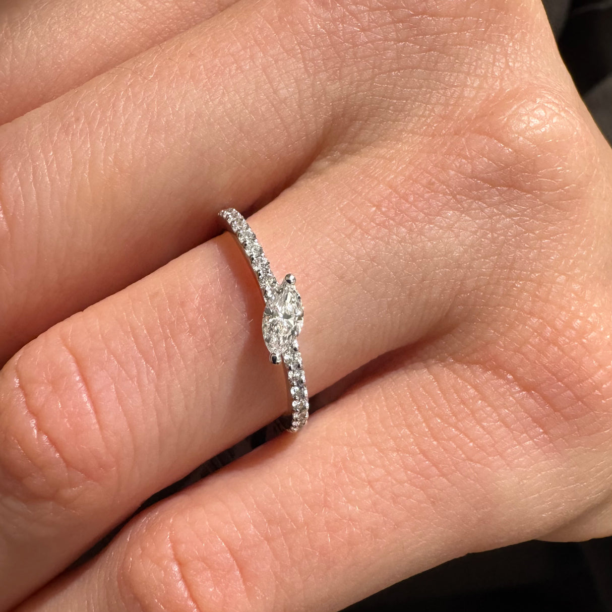 Anello Fedina Navette e Diamanti in Oro Bianco