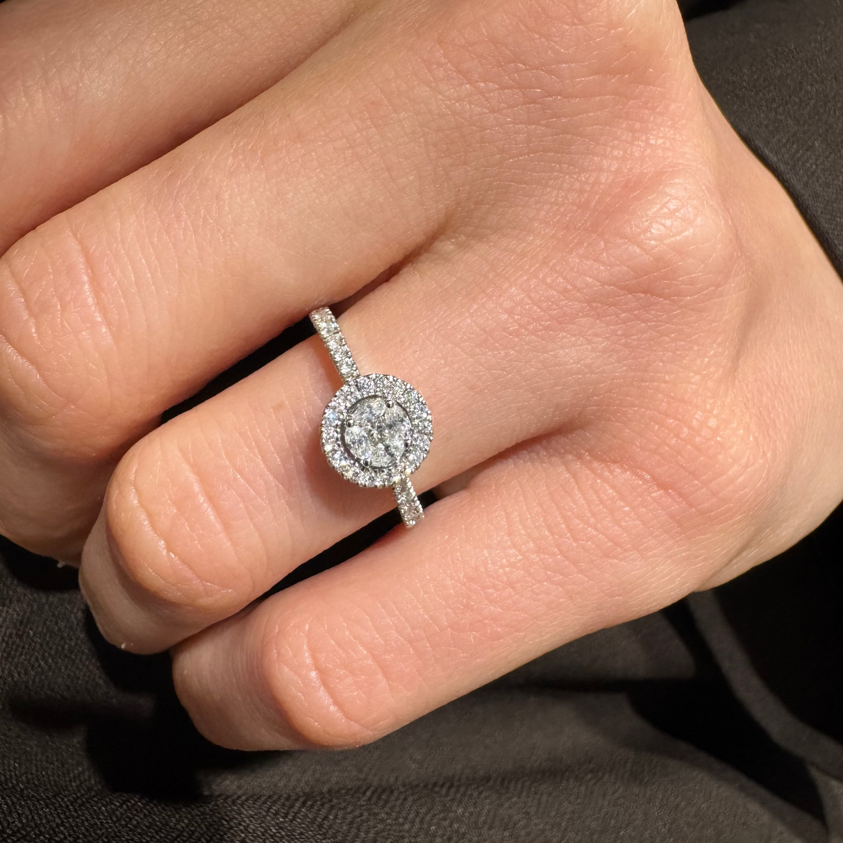 Solitaire ring magic diamonds in white gold
