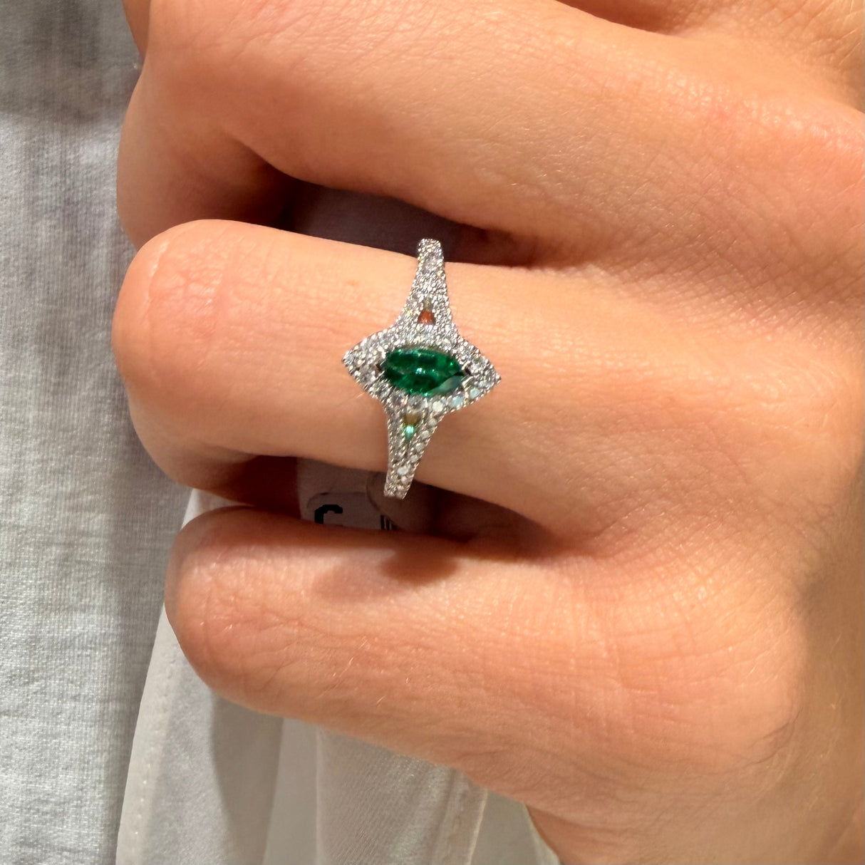 Anello Diamanti Navette in Oro Bianco e Smeraldi