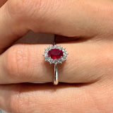 Anello in Oro Bianco con Rubino Ovale e Diamanti