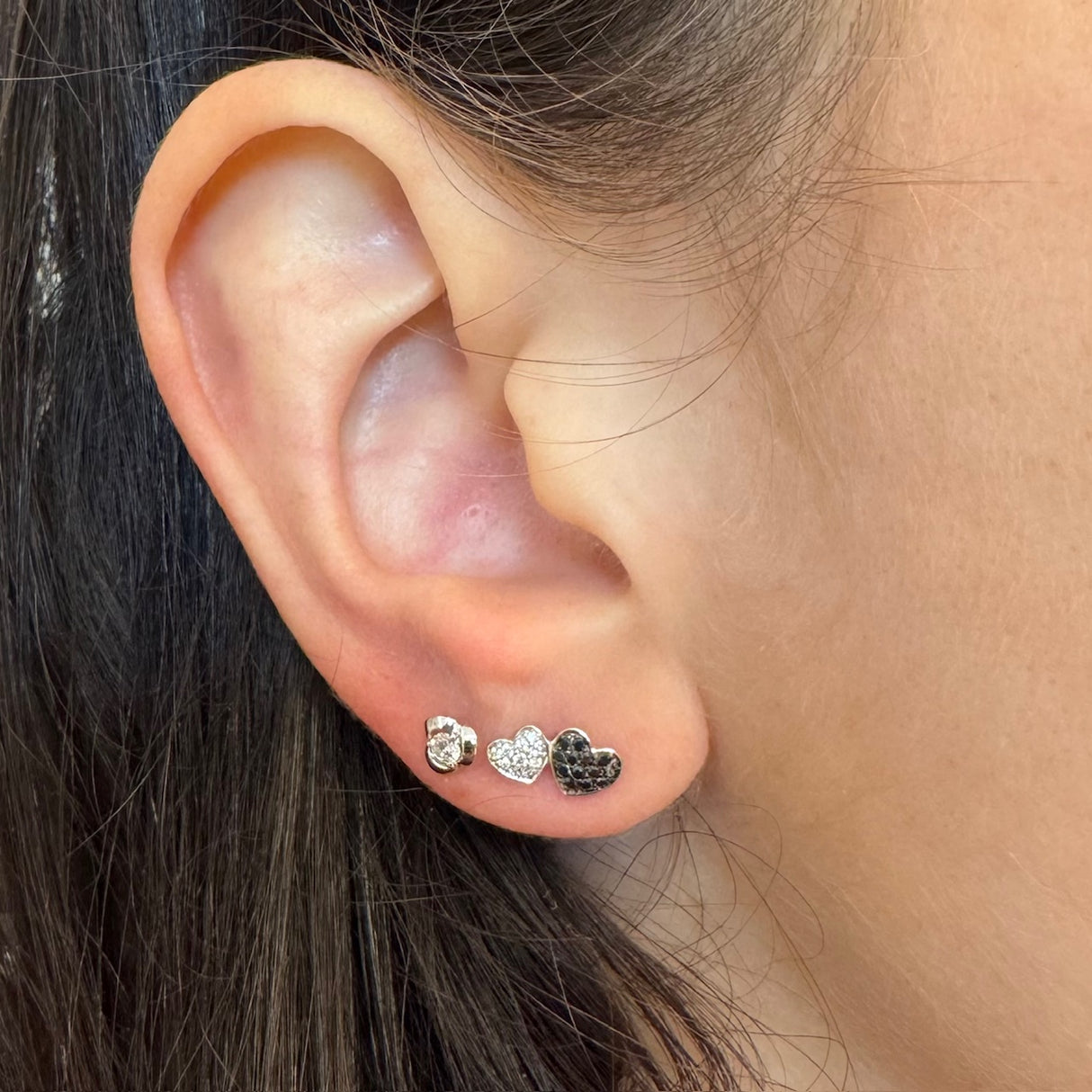 Earrings 2 hearts and white and black diamonds in white gold