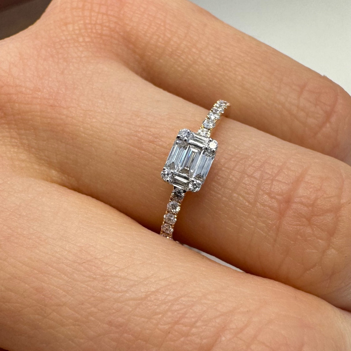 Lonely ring illusion in rose gold and diamonds