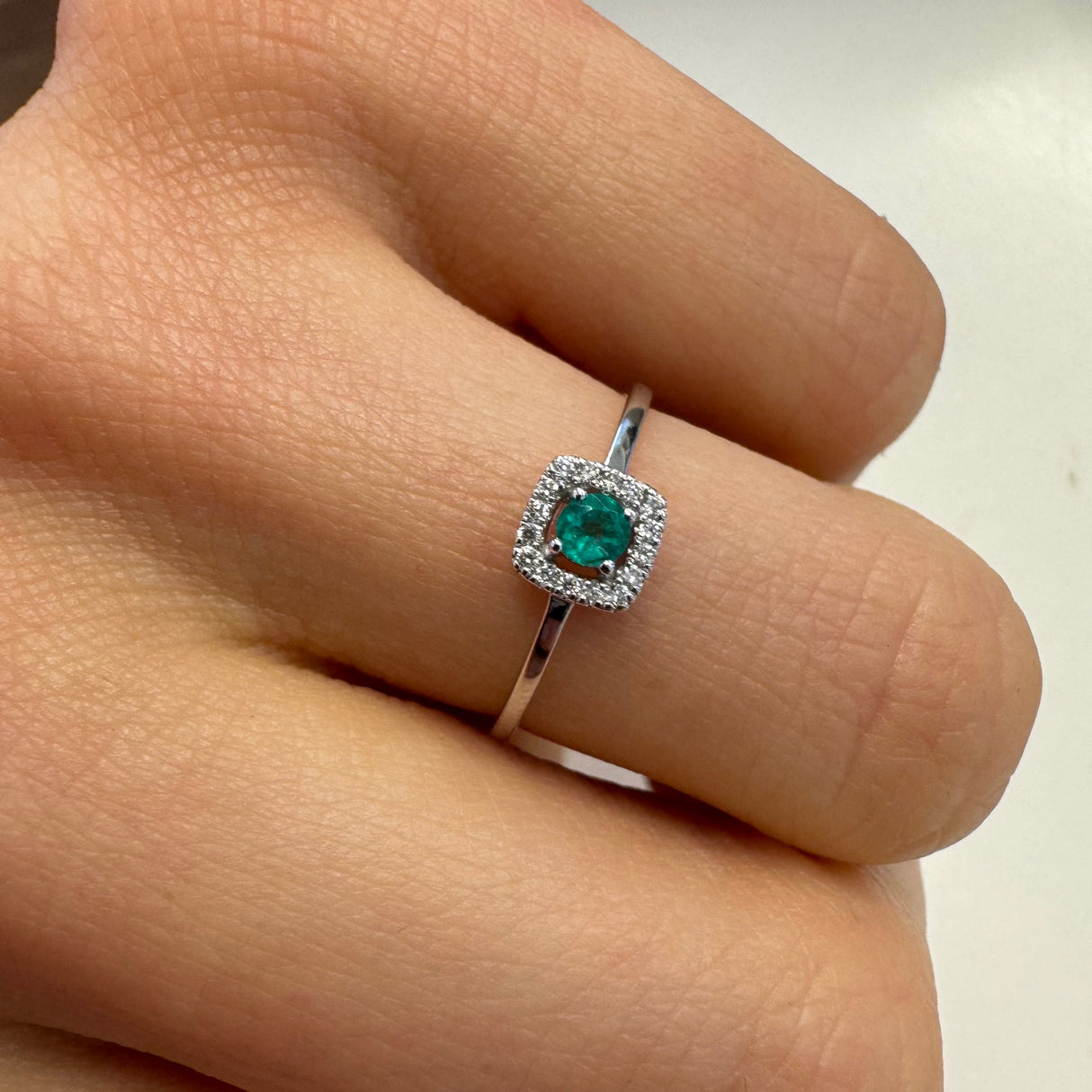 Square ring with white gold emerald