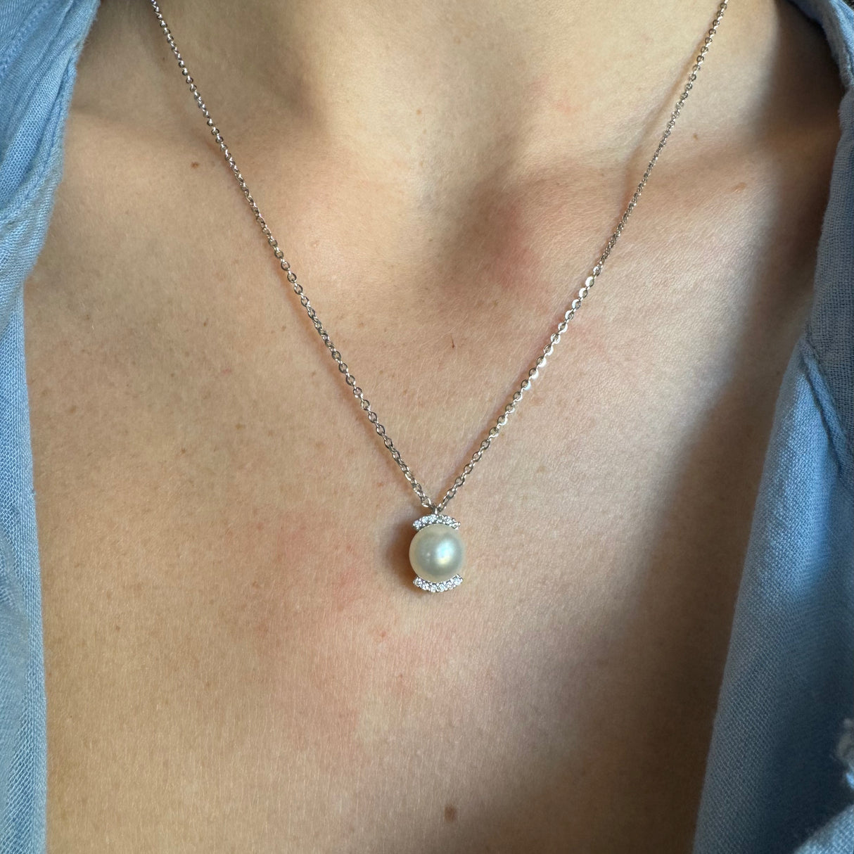 CHRIST CHRIST with pearl Ø 7.5 and white gold diamonds