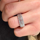 Anello traforato in oro bianco