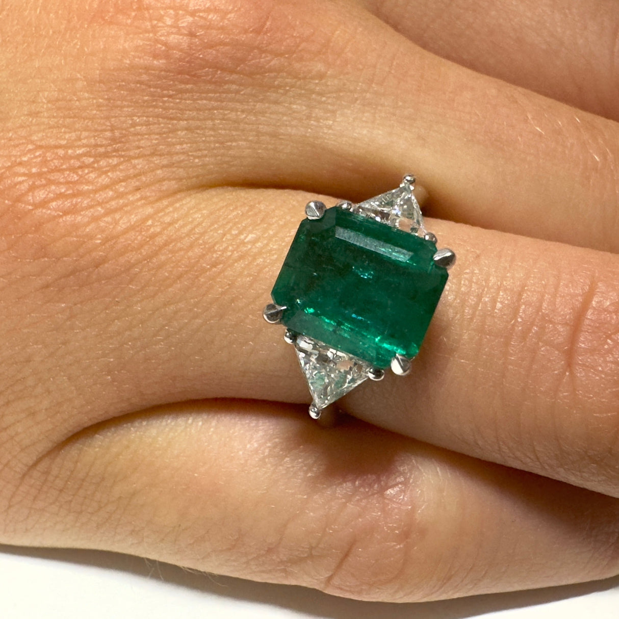 White gold ring with emerald and 3.63kt diamonds