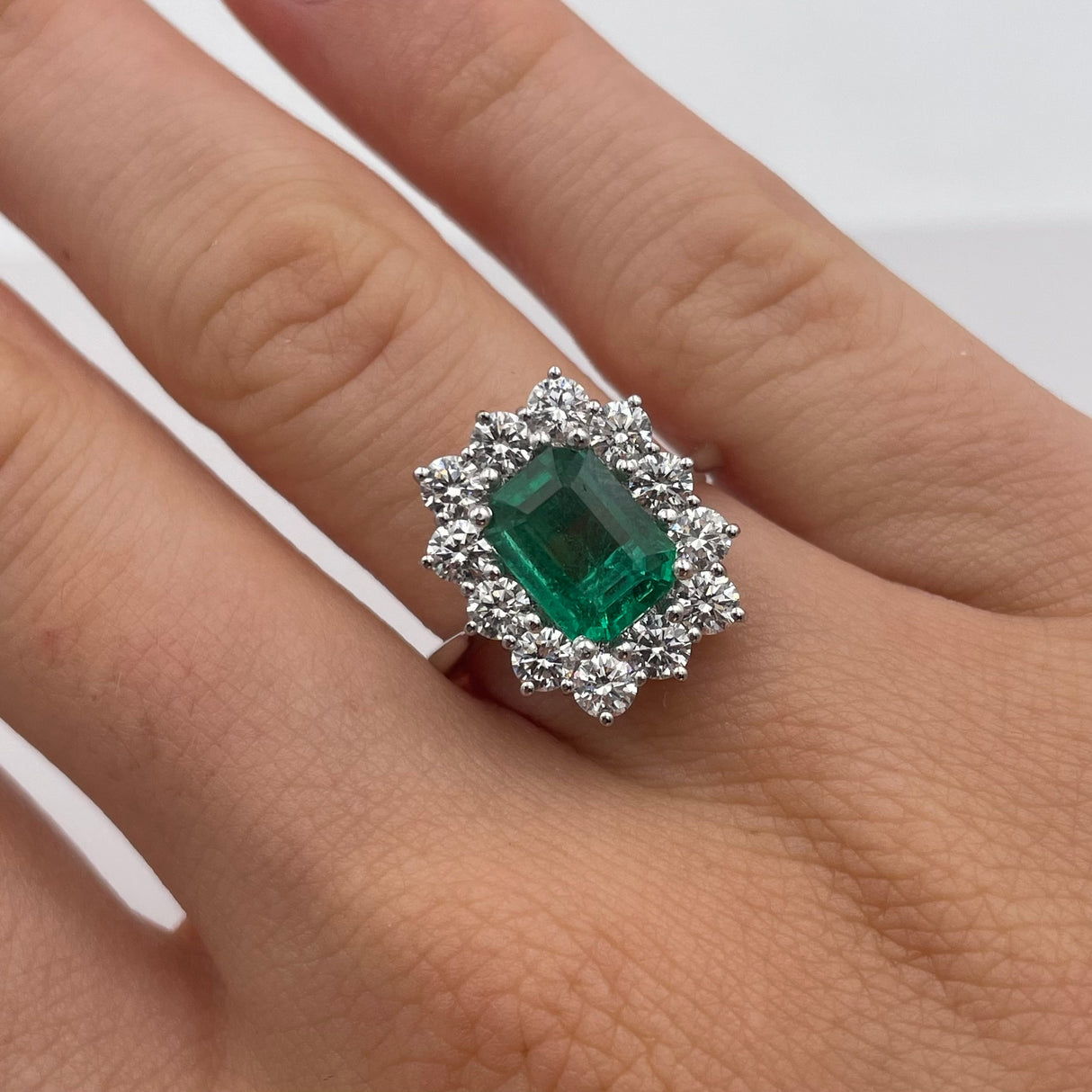 Anello in Oro Bianco con Smeraldo 2.82kt e Diamanti-Anelli-GRANARELLI-Gioielleria Granarelli
