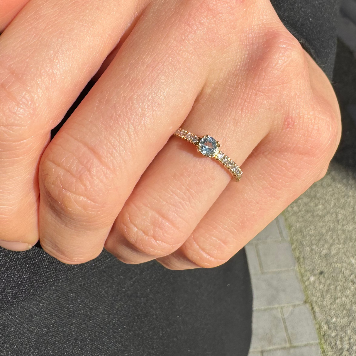 Anello Acqumarina 0.25kt e Diamanti in Oro giallo