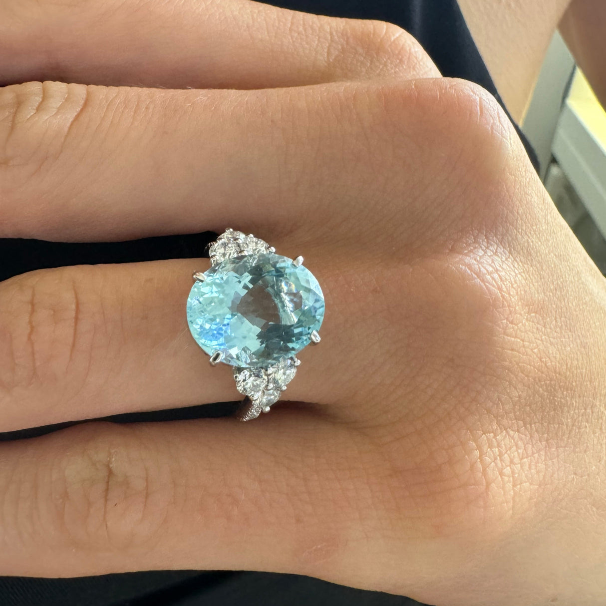 Acquamarine ring 5.48kt and white gold diamonds