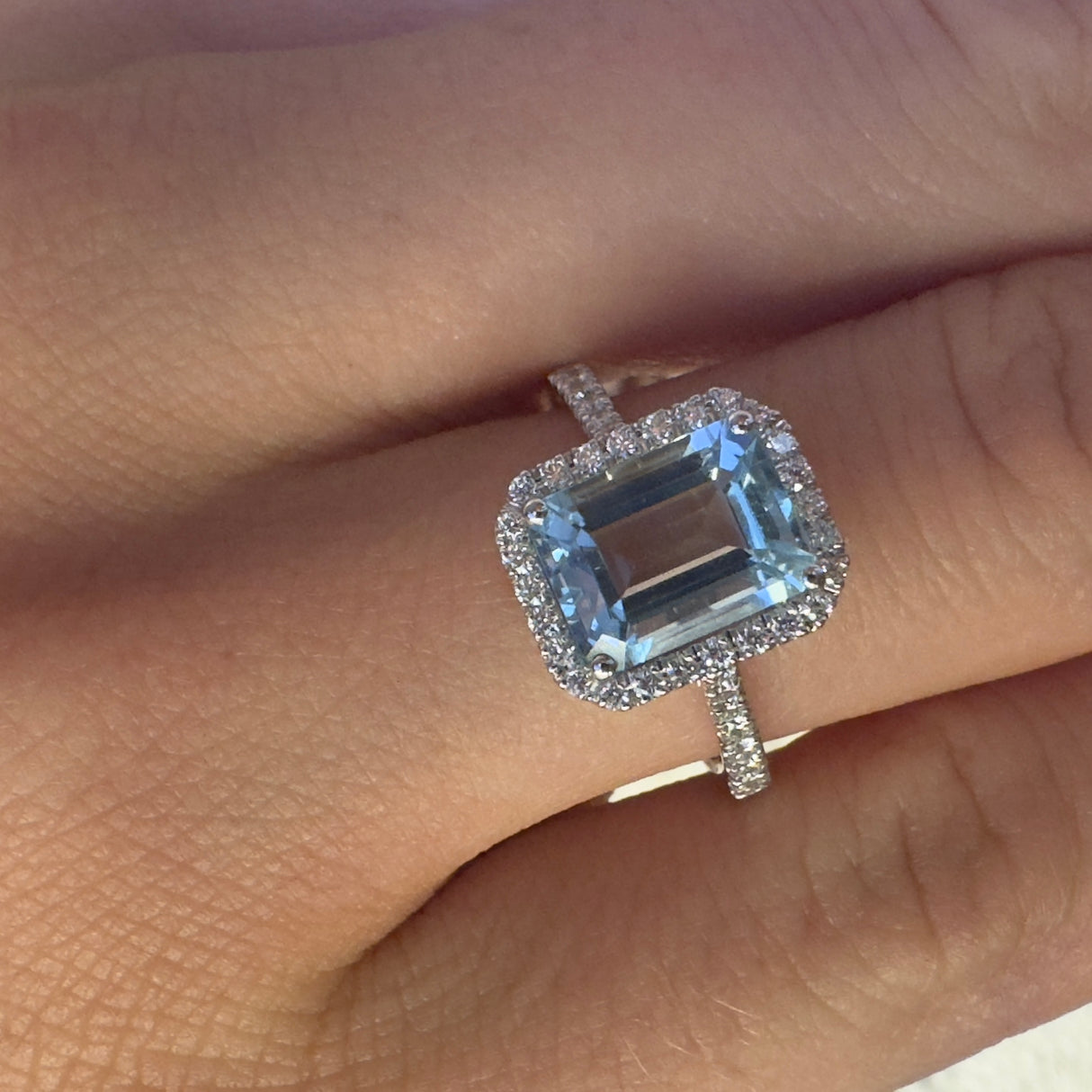 Aquamariner ovaler Ring und Diamanten