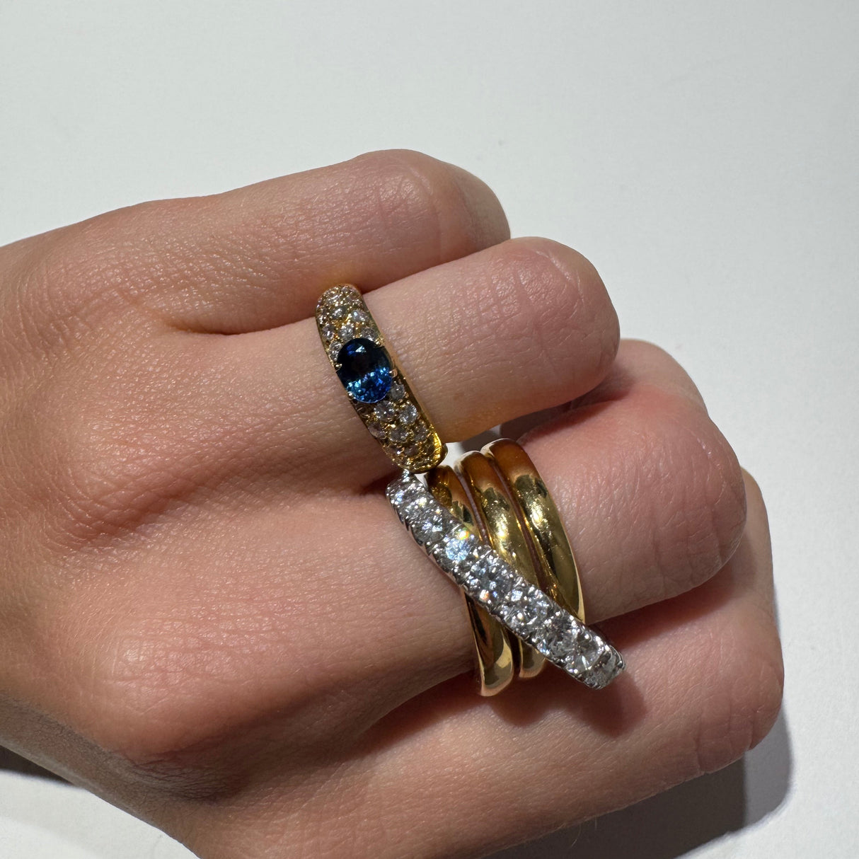 Anello Fascia Intreccio con Diamanti in Oro Giallo e Bianco