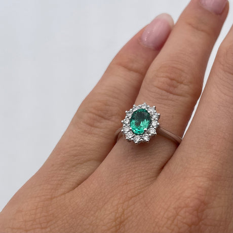 Anello Smeraldo Ovale 0.72kt e Diamanti in Oro Bianco-Anelli-GRANARELLI-Gioielleria Granarelli